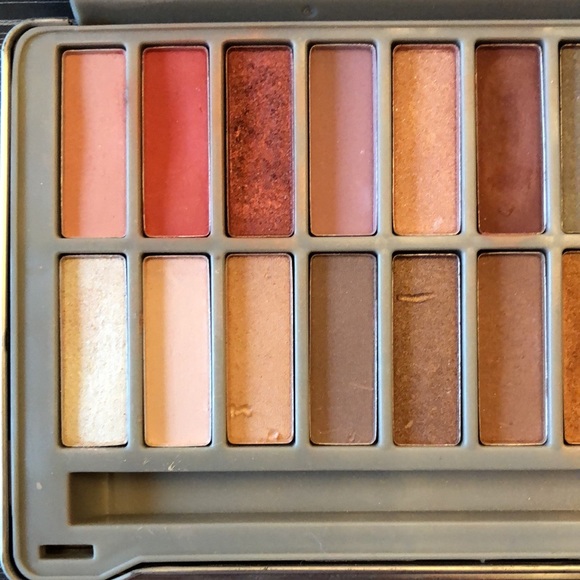 Enticed M/D Measurable Difference Eyeshadow Palette. - Picture 6 of 8